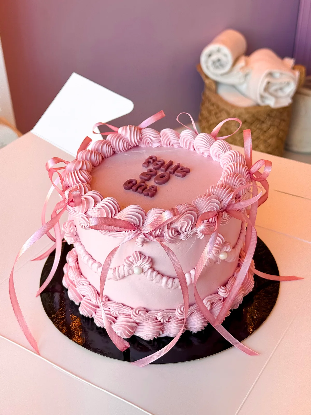 Tarta cumpleaños rosa con lazos