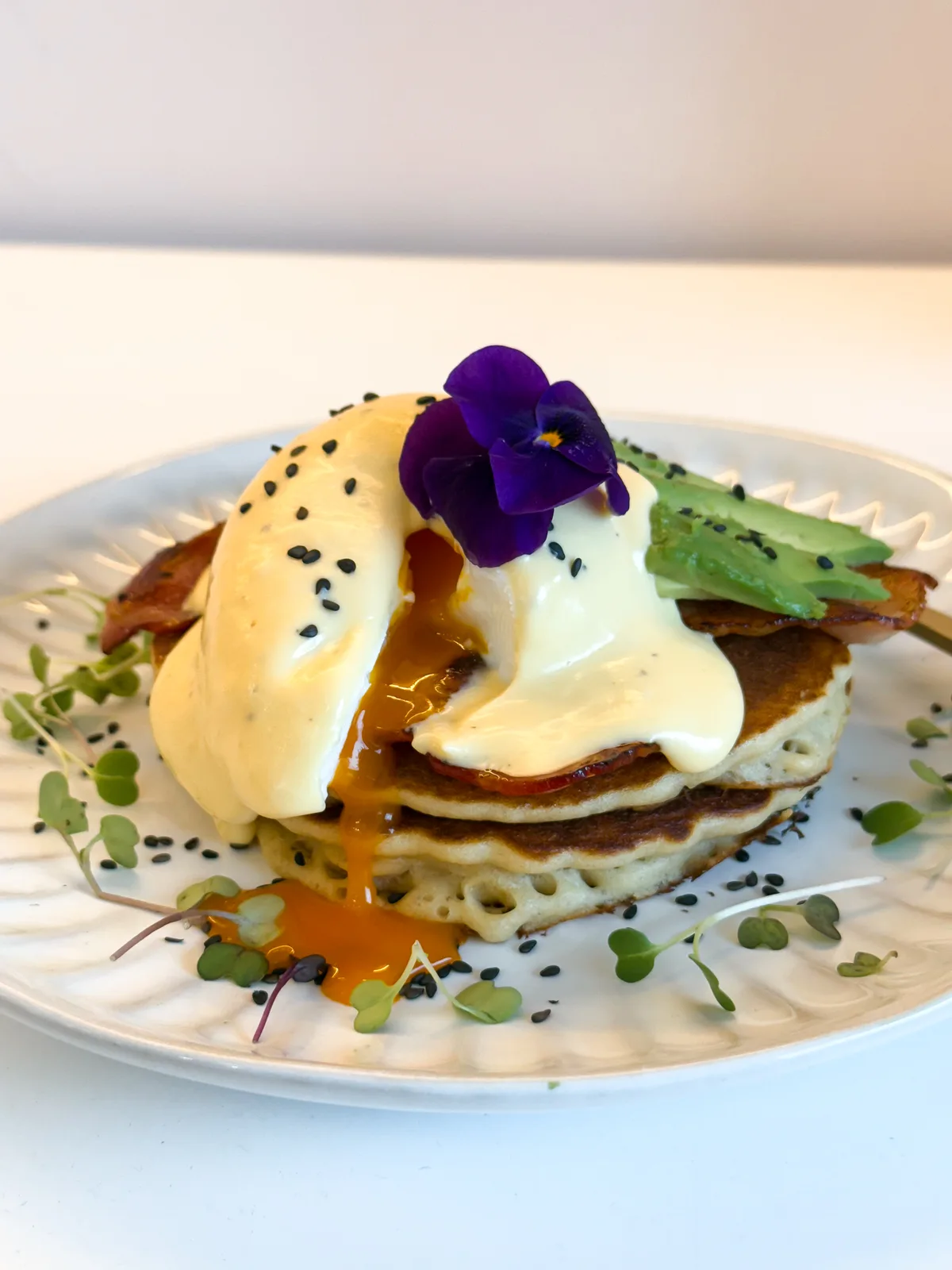 Brunch DaLuna: pancakes con huevo y aguacate